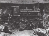 Před točnou choceňské výtopny u lokomotivy Engerthovy konstrukce na přelomu století