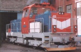 Motorová lokomotiva 714 219-3 opouští halu výrobního závodu ČKD Praha v říjnu 1996